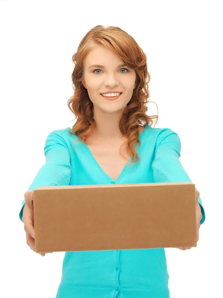 Karton kutu ile genç kız — Stok fotoğraf