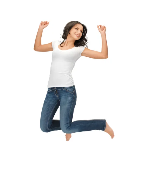 Прыгающая женщина в белой футболке — стоковое фото