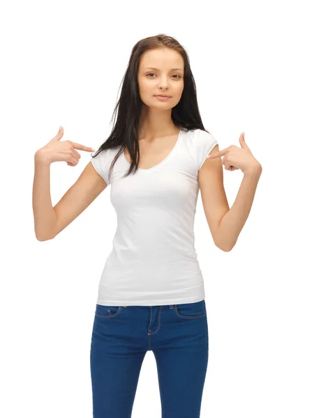 Adolescente souriante en t-shirt blanc vierge — Photo