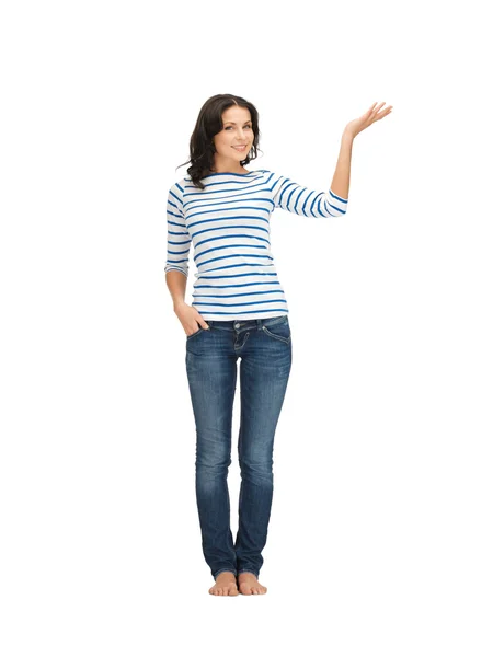 Mulher em roupas casuais mostrando direção — Fotografia de Stock