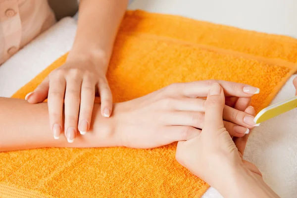 Proces do manicure w rękach kobiet — Zdjęcie stockowe