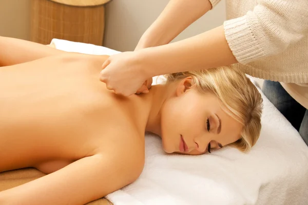 Vacker kvinna i massagesalong — Stockfoto