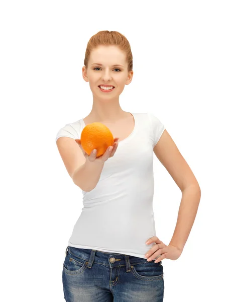 Adolescente chica con naranja — Foto de Stock