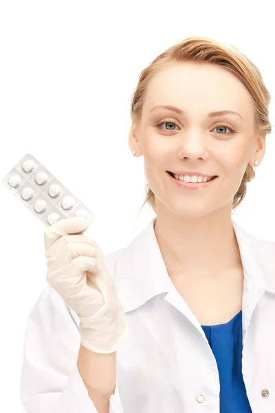 Atractivo médico femenino con pastillas — Foto de Stock