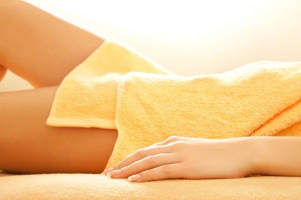 Mani e gambe femminili nel salone spa — Foto Stock