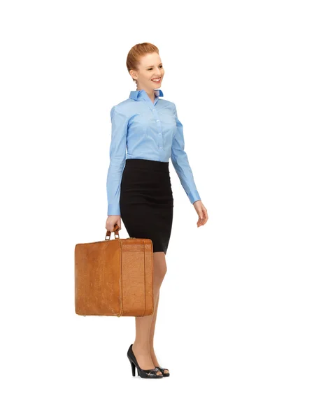 Härlig kvinna med resväska — Stockfoto
