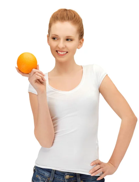 Девочка-подросток с апельсином — стоковое фото