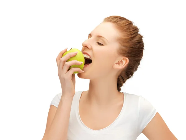 Дівчина-підліток кусає зелене яблуко — стокове фото