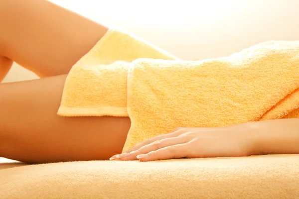 Mani e gambe femminili nel salone spa — Foto Stock