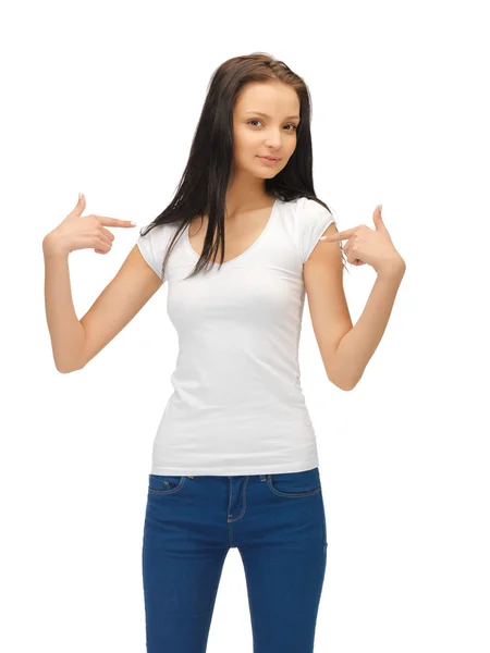 空白の白い t シャツで 10 代の少女の笑顔 — ストック写真