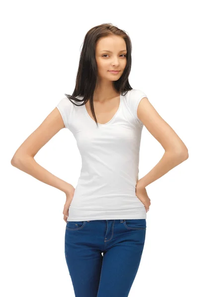 Ler tonårsflicka i blank vit t-shirt — Stockfoto