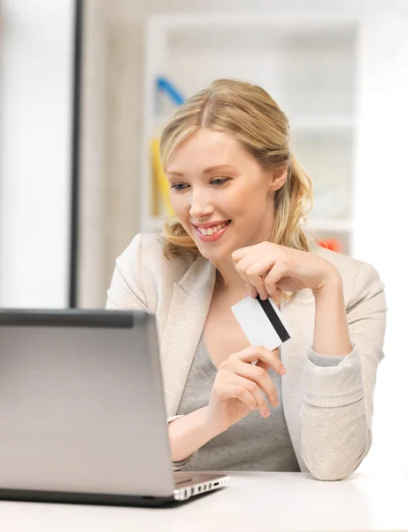 Dizüstü bilgisayar ve kredi kartı ile mutlu bir kadın — Stok fotoğraf