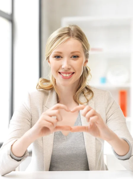 Genç kadın gösteren kalp işareti — Stok fotoğraf