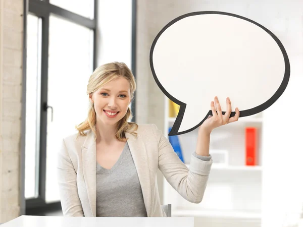 Mujer de negocios sonriente con burbuja de texto en blanco —  Fotos de Stock