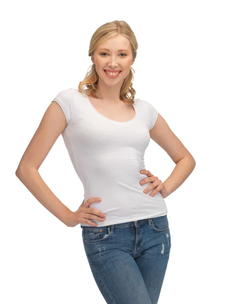 Vrouw in lege witte t-shirt — Stockfoto