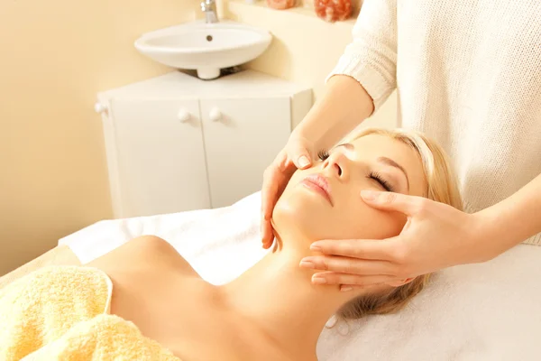 Bella donna nel salone di massaggio — Foto Stock