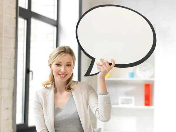 Mujer de negocios sonriente con burbuja de texto en blanco —  Fotos de Stock