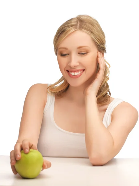 Женщина с зеленым яблоком — стоковое фото