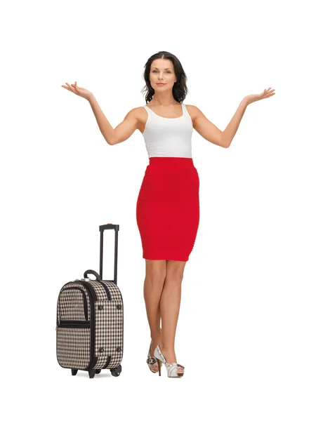 Szczęśliwa kobieta z pozdrowieniami walizka — Zdjęcie stockowe