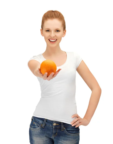 Adolescente chica con naranja — Foto de Stock
