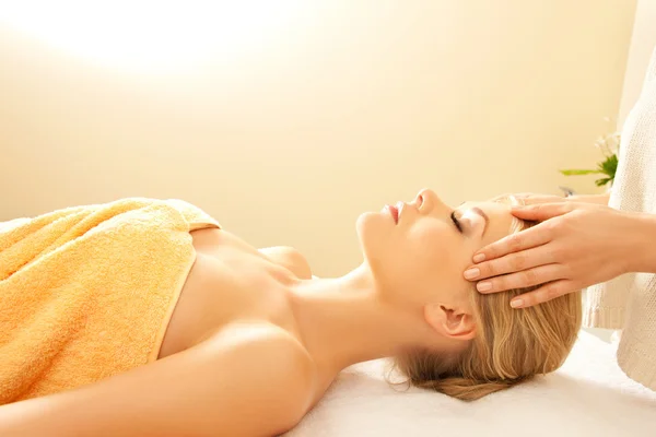Beautiful woman in massage salon — Stock Photo, Image