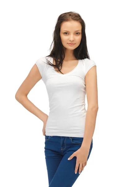 Lachende tienermeisje in lege witte t-shirt — Stockfoto