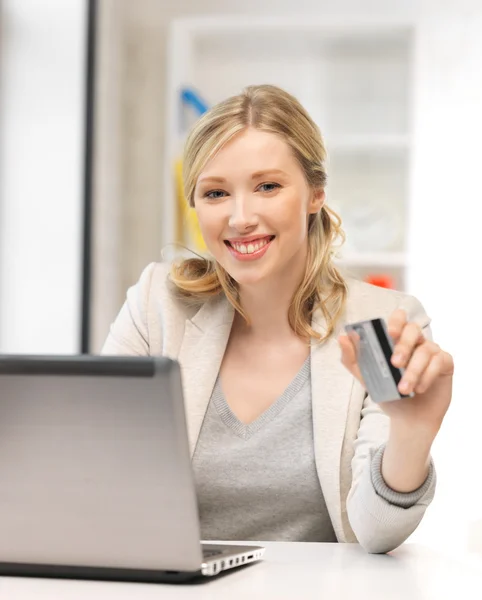 Happy woman with laptop computer and credit card — Stock Photo, Image
