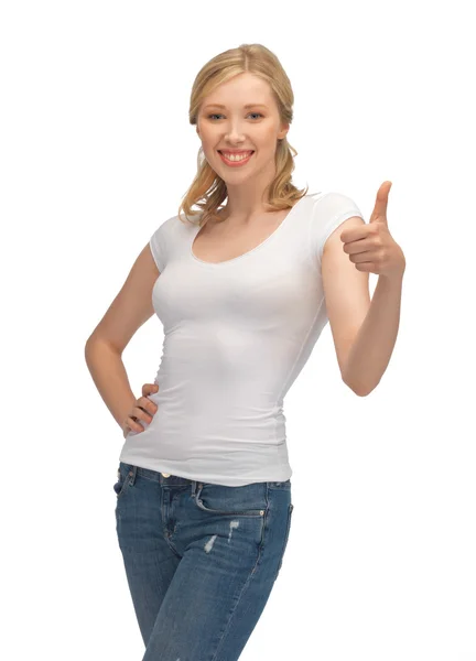 親指で空白の白い t シャツの女性 — ストック写真