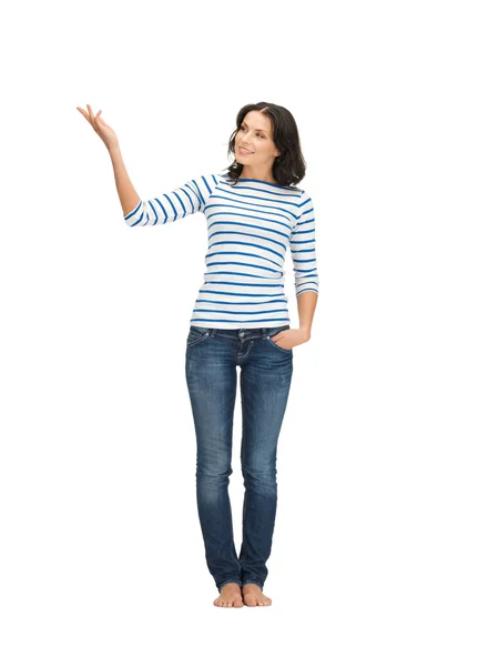 Frau in lässiger Kleidung zeigt Richtung — Stockfoto