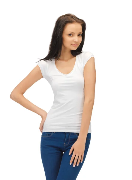 Uśmiechający się nastolatka w puste biały t-shirt — Zdjęcie stockowe