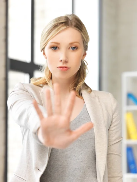 Ung kvinna gör stopp gest — Stockfoto