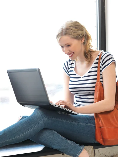 Menina adolescente feliz com computador portátil — Fotografia de Stock