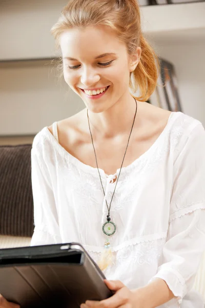 Счастливая девочка-подросток с планшетным компьютером — стоковое фото