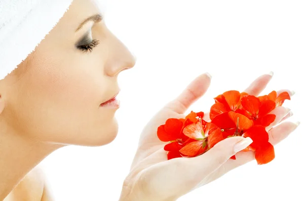 Encantadora mujer con pétalos de flores rojas en el spa —  Fotos de Stock