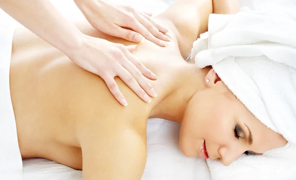 Bild på vackra damen avkopplande i massagesalong — Stockfoto