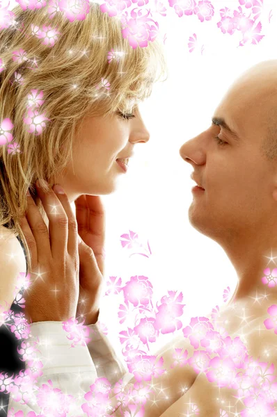 Paar in Blumen verliebt — Stockfoto