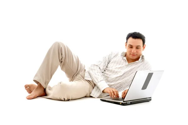 Homme détendu avec ordinateur portable — Photo
