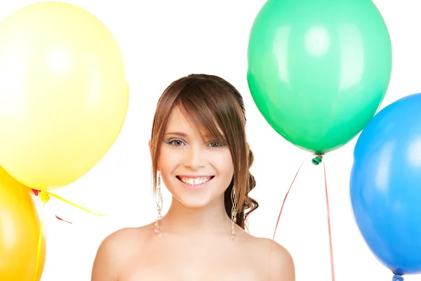 Gelukkig tienermeisje met ballonnen — Stockfoto