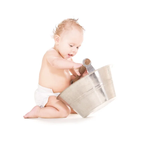 Babyjongen met wassen-bad — Stockfoto