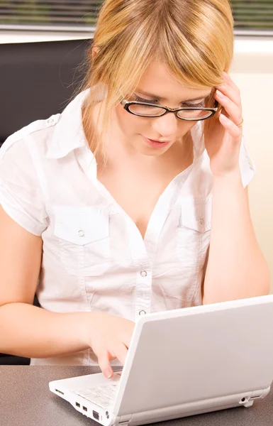 Office girl with laptop computer — Stock Photo, Image