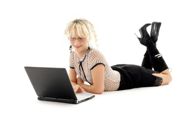 Relaxado escritório senhora com laptop — Fotografia de Stock