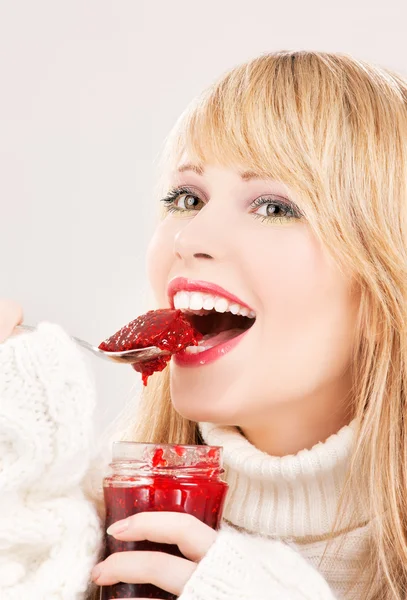 Šťastné dospívající dívka s malinovou marmeládou — Stock fotografie