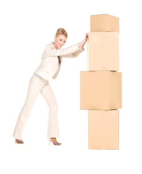 Geschäftsfrau mit Kisten — Stockfoto