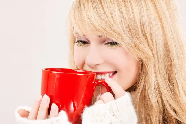 Glad tonårig flicka med röd mugg — Stockfoto