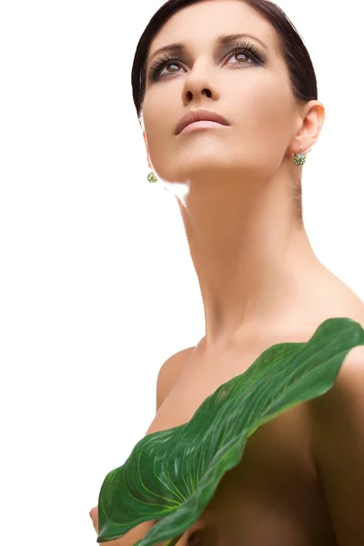 Femme avec feuille verte — Photo