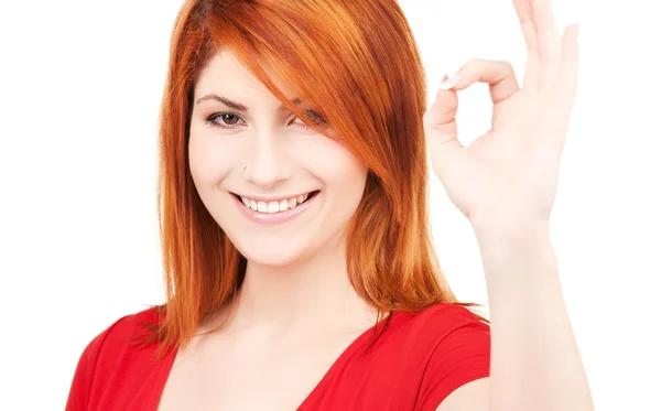 Çok güzel kızıl saçlı gösteren ok işareti — Stok fotoğraf