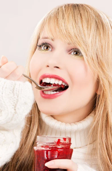 Feliz adolescente con mermelada de frambuesa —  Fotos de Stock