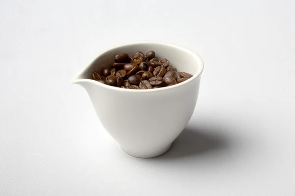 Tasse voll kolumbianischer Kaffeebohnen — Stockfoto