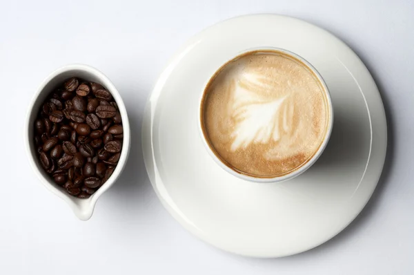 Šálek kávy a kolumbijská kávová zrna — Stock fotografie