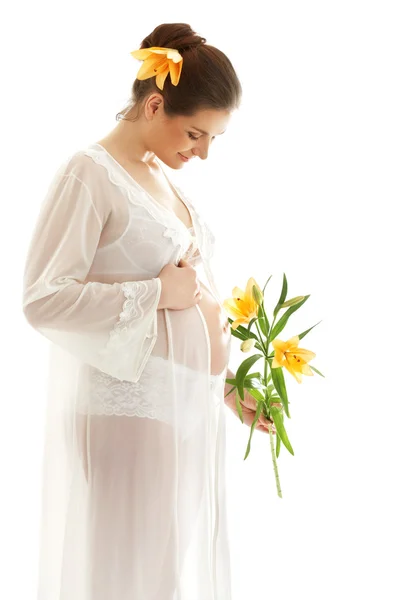 Mulher grávida bonita com lírio amarelo — Fotografia de Stock